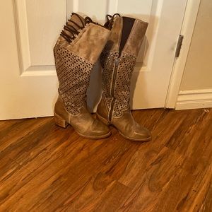 Sundance leather boots, size 8, 2.5” heel, gently used.